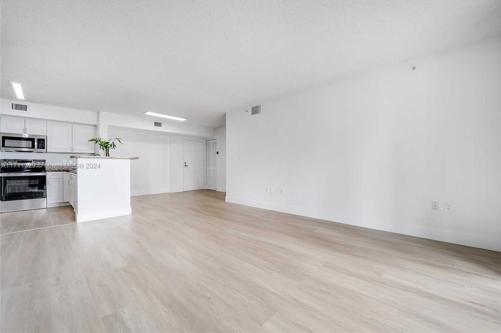 Small Image of 1155 BRICKELL BAY DR #609, Miami Number 4