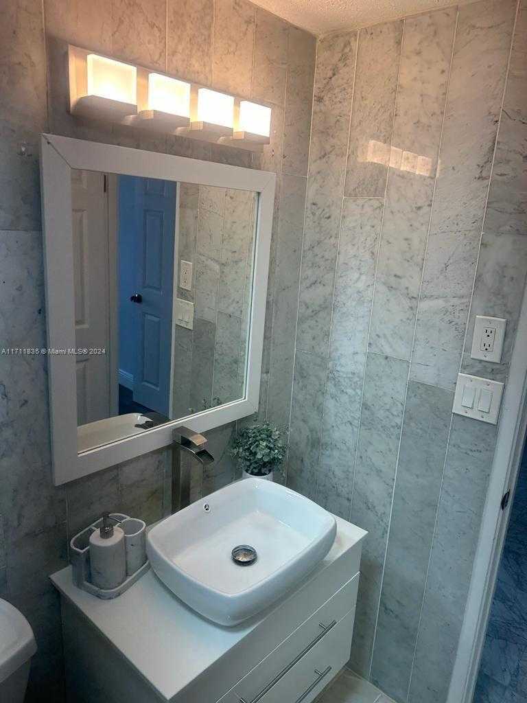 Small Image of 400 KINGS POINT DR #1422, Sunny Isles Beach Number 8