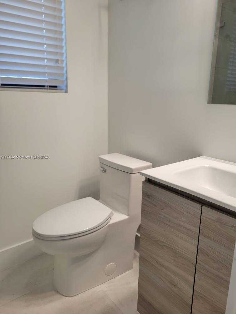 Small Image of 1725 CALAIS DR #6, Miami Beach Number 12