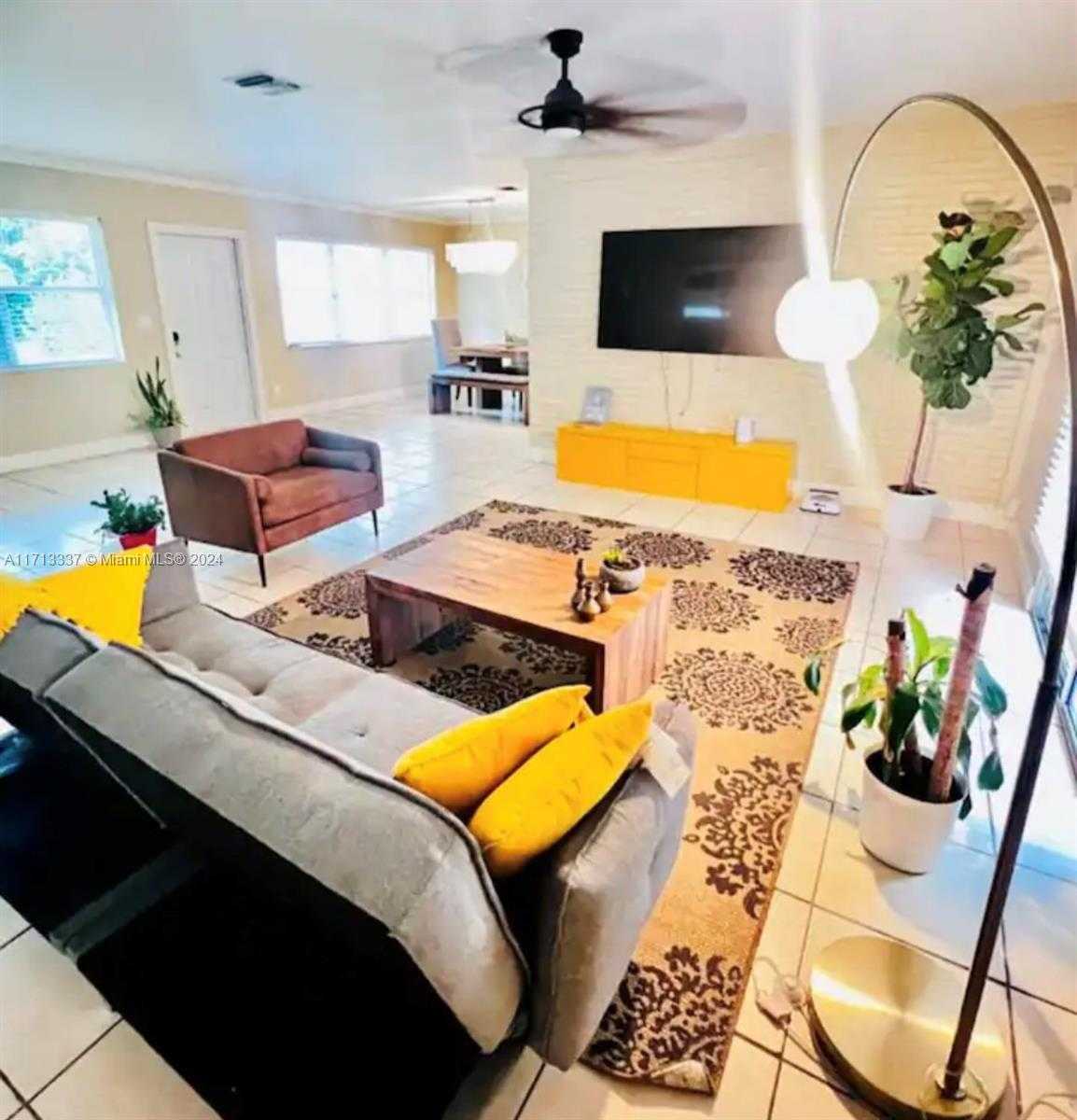 Small Image of 825 NORTH EAST 151ST ST, Miami Number 2
