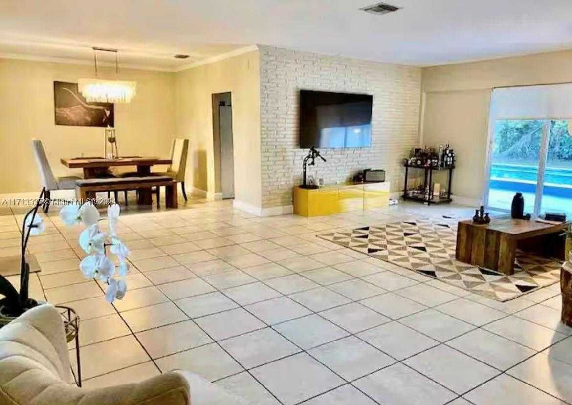 Small Image of 825 NORTH EAST 151ST ST, Miami Number 3
