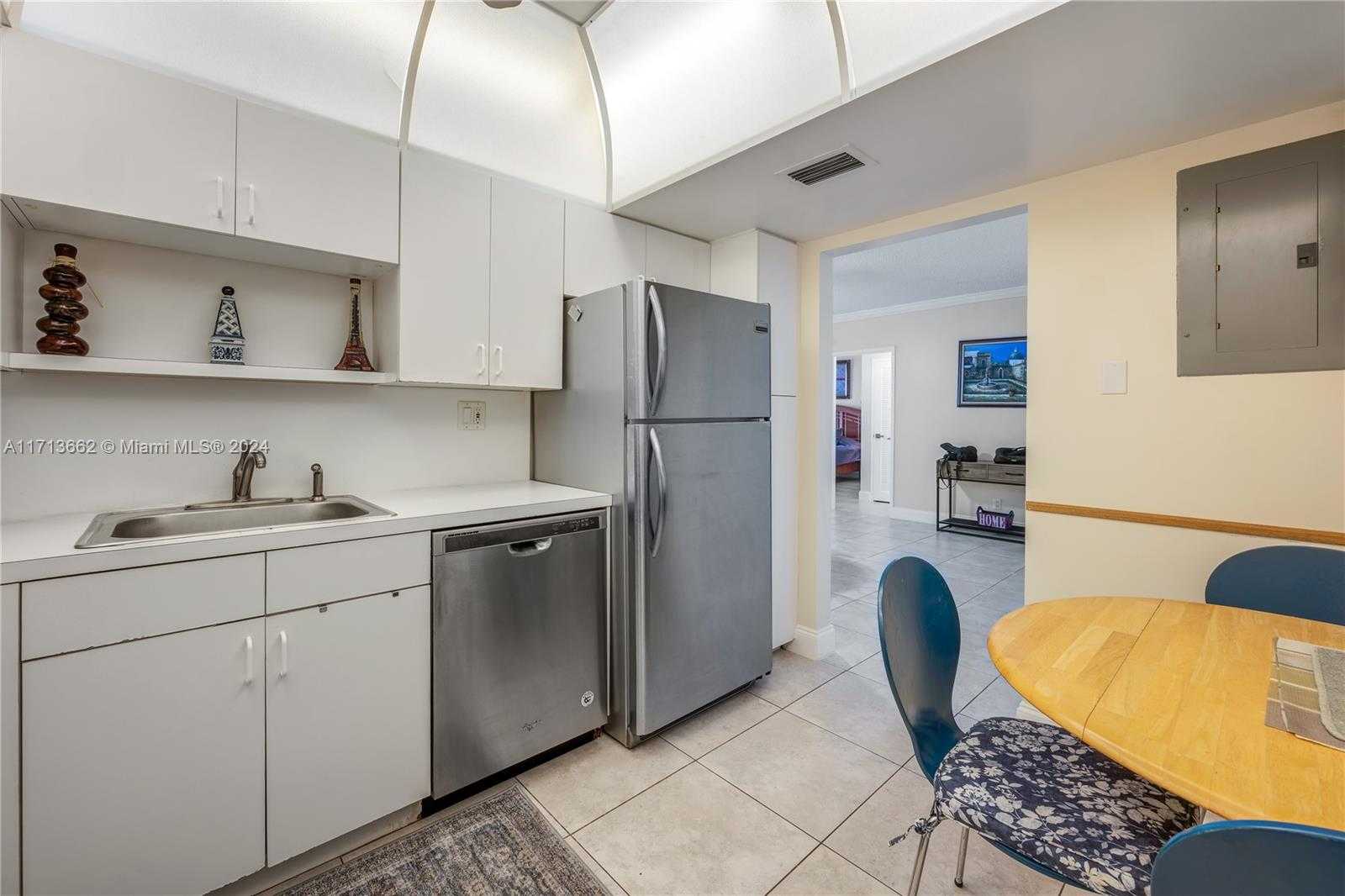 Small Image of 3725 SOUTH OCEAN DR #719, Hollywood Number 9