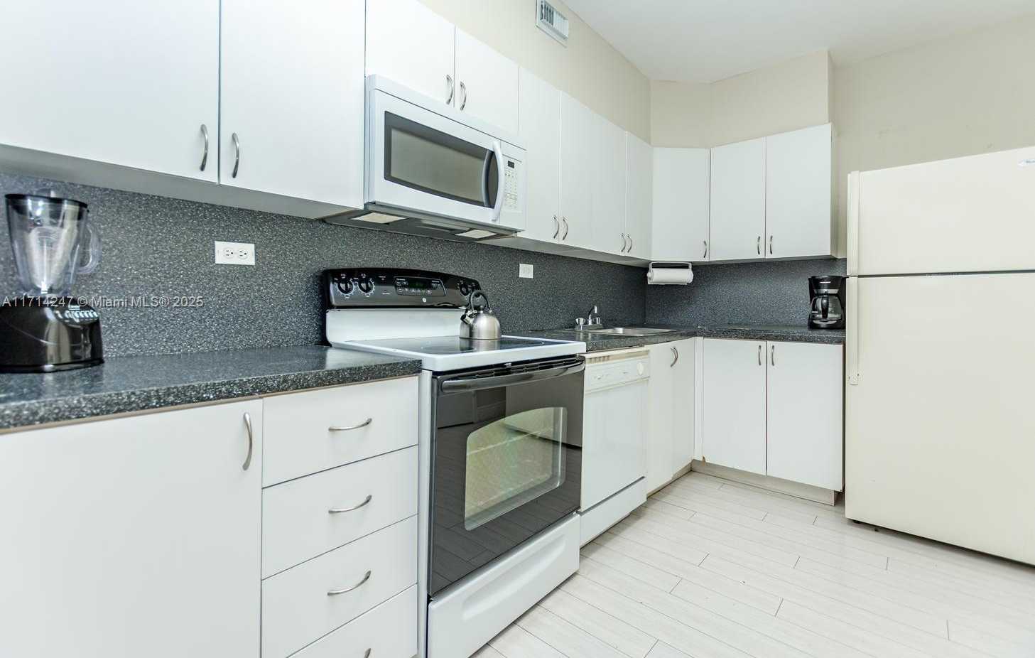 Small Image of 5601 COLLINS AVE #420, Miami Beach Number 8