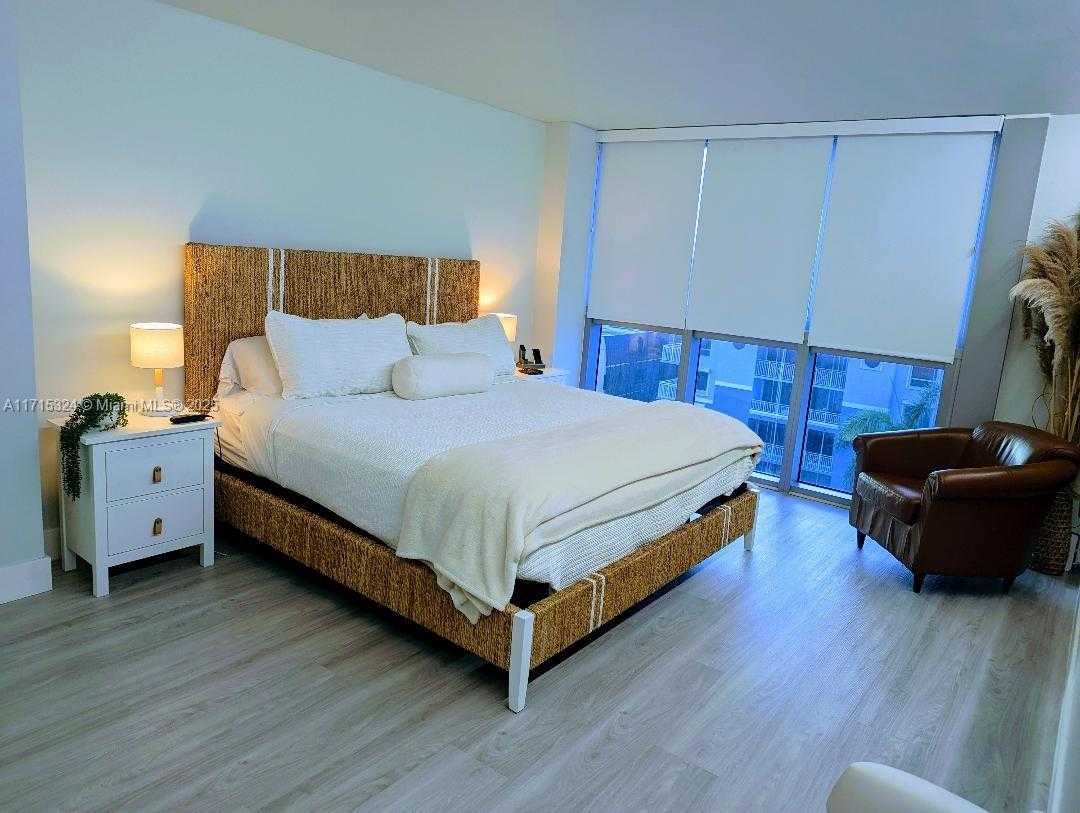 Small Image of 2655 COLLINS AVE #802, Miami Beach Number 11