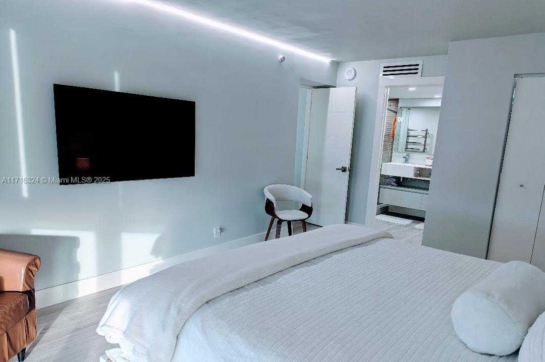 Small Image of 2655 COLLINS AVE #802, Miami Beach Number 12