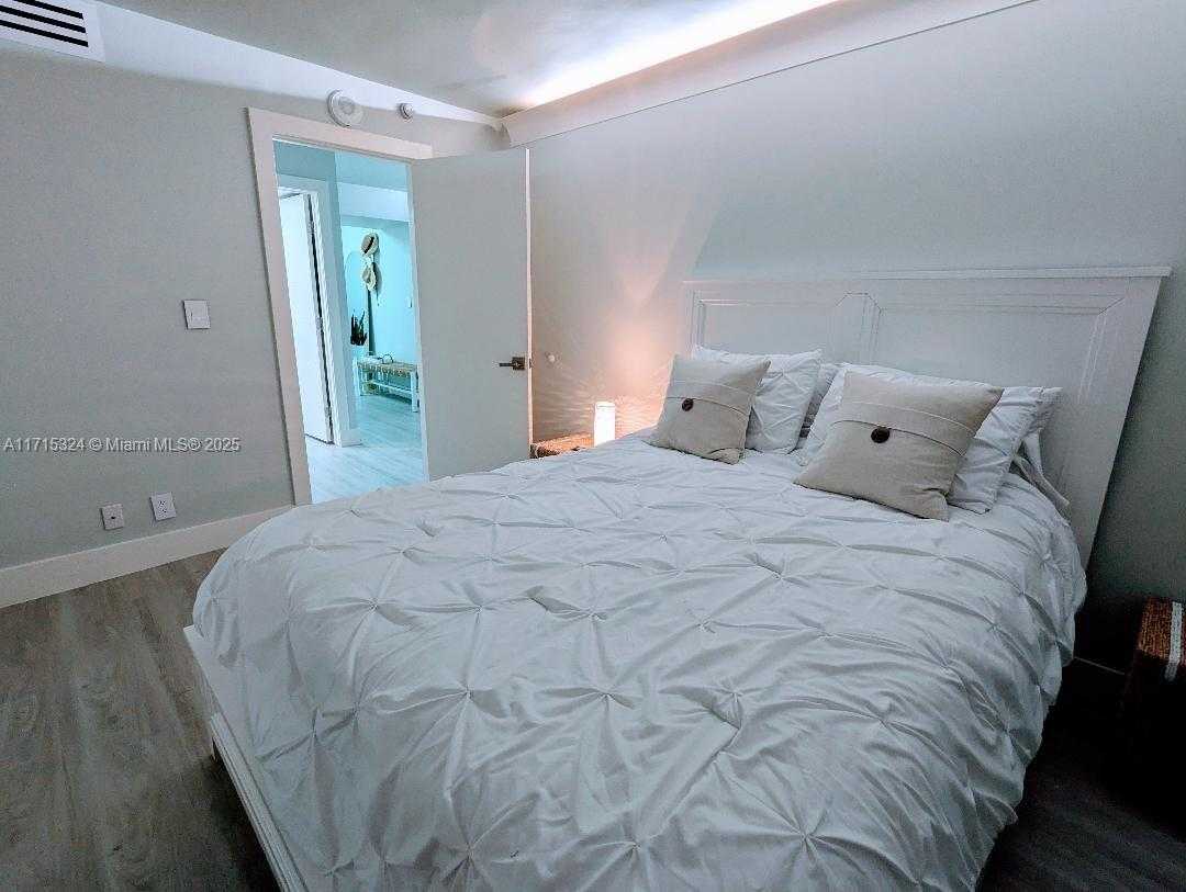 Small Image of 2655 COLLINS AVE #802, Miami Beach Number 16