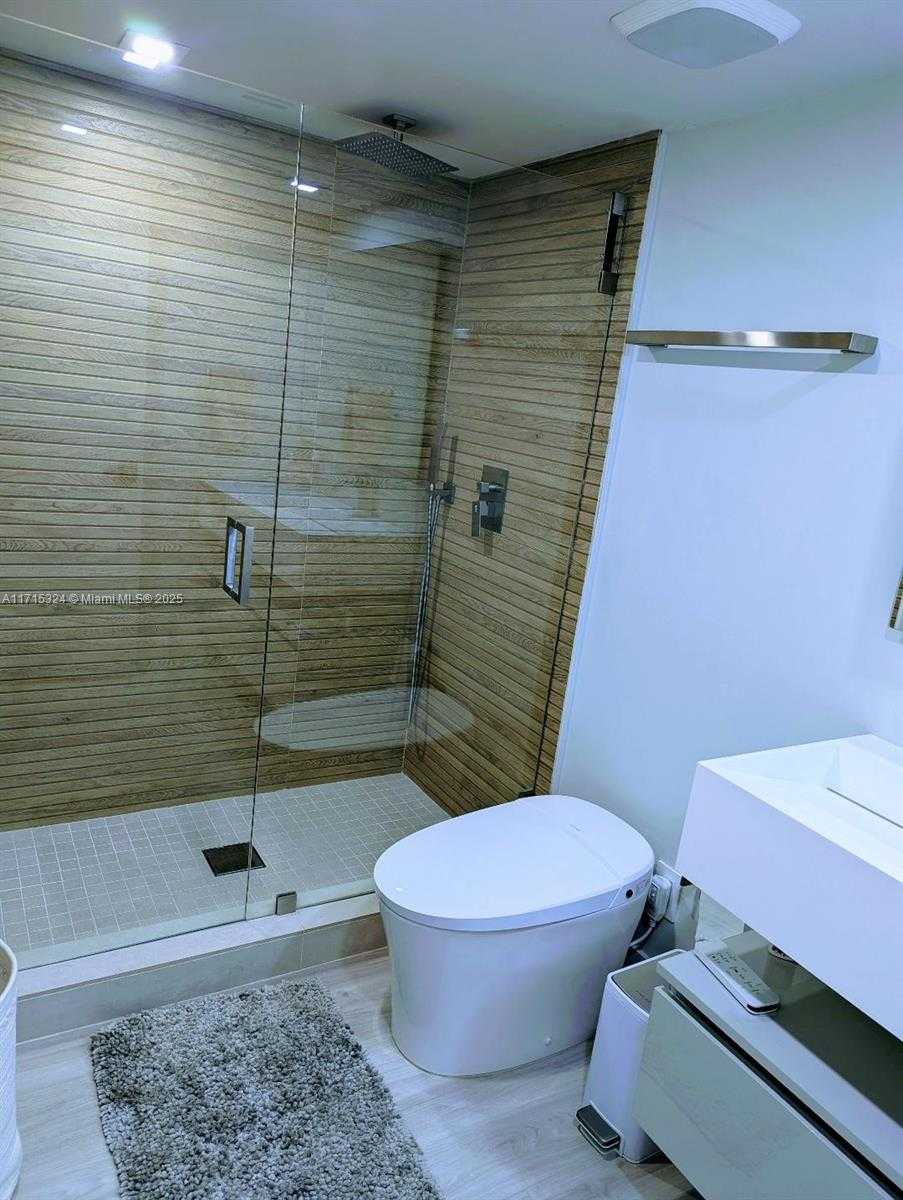 Small Image of 2655 COLLINS AVE #802, Miami Beach Number 17
