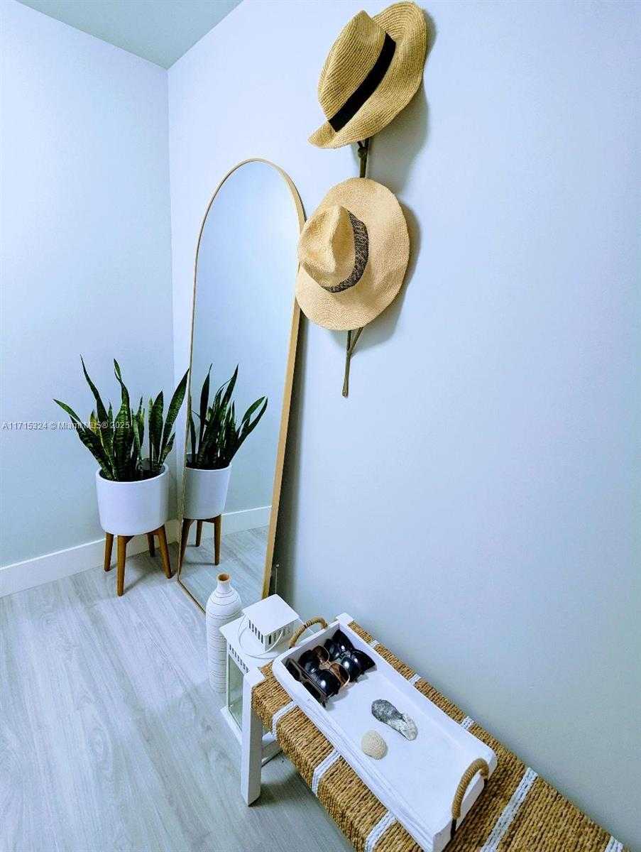 Small Image of 2655 COLLINS AVE #802, Miami Beach Number 3