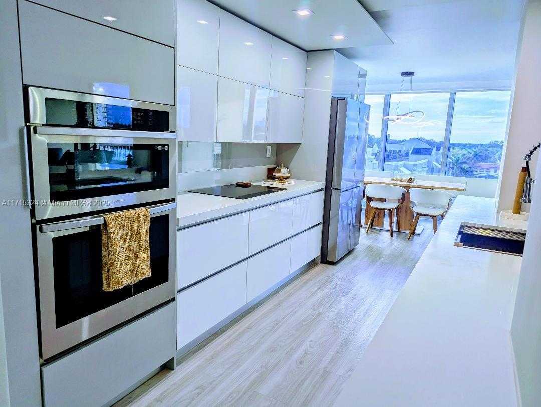 Small Image of 2655 COLLINS AVE #802, Miami Beach Number 7