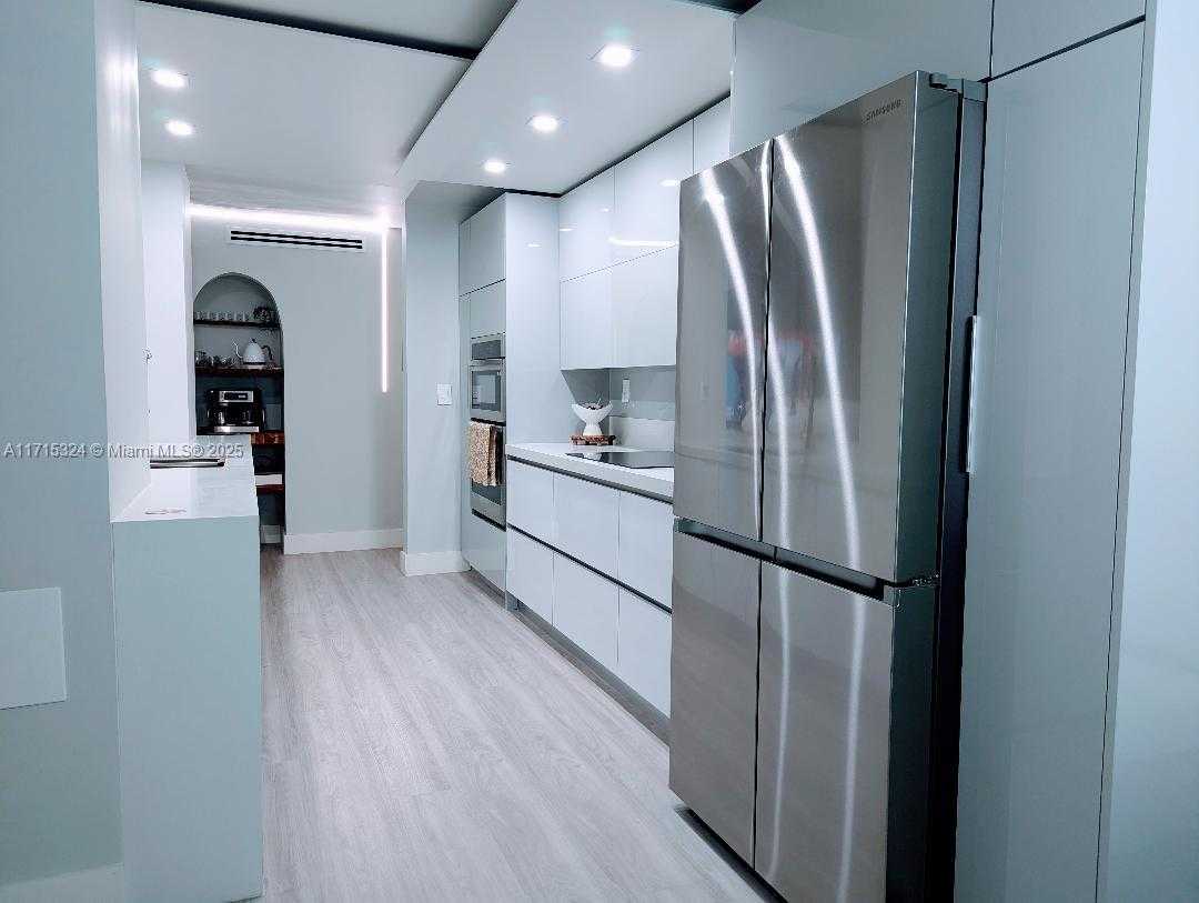 Small Image of 2655 COLLINS AVE #802, Miami Beach Number 8