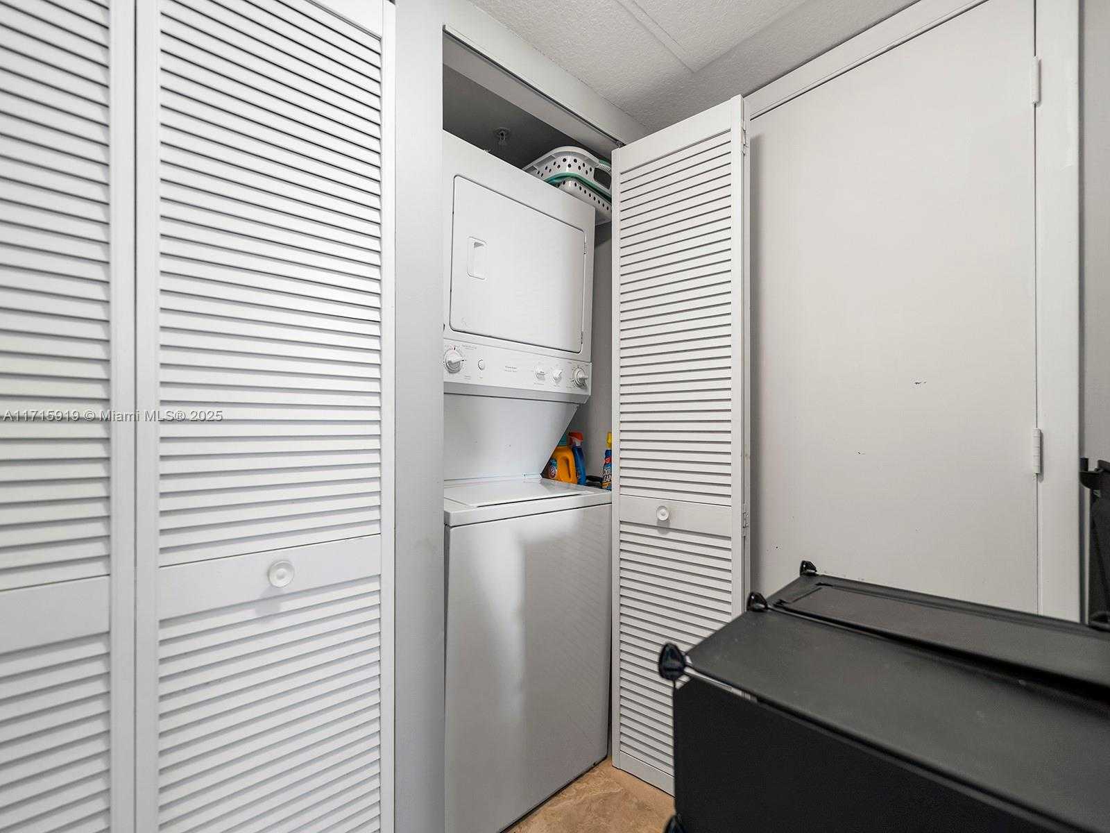 Small Image of 1800 NORTH BAYSHORE DR #2211, Miami Number 16
