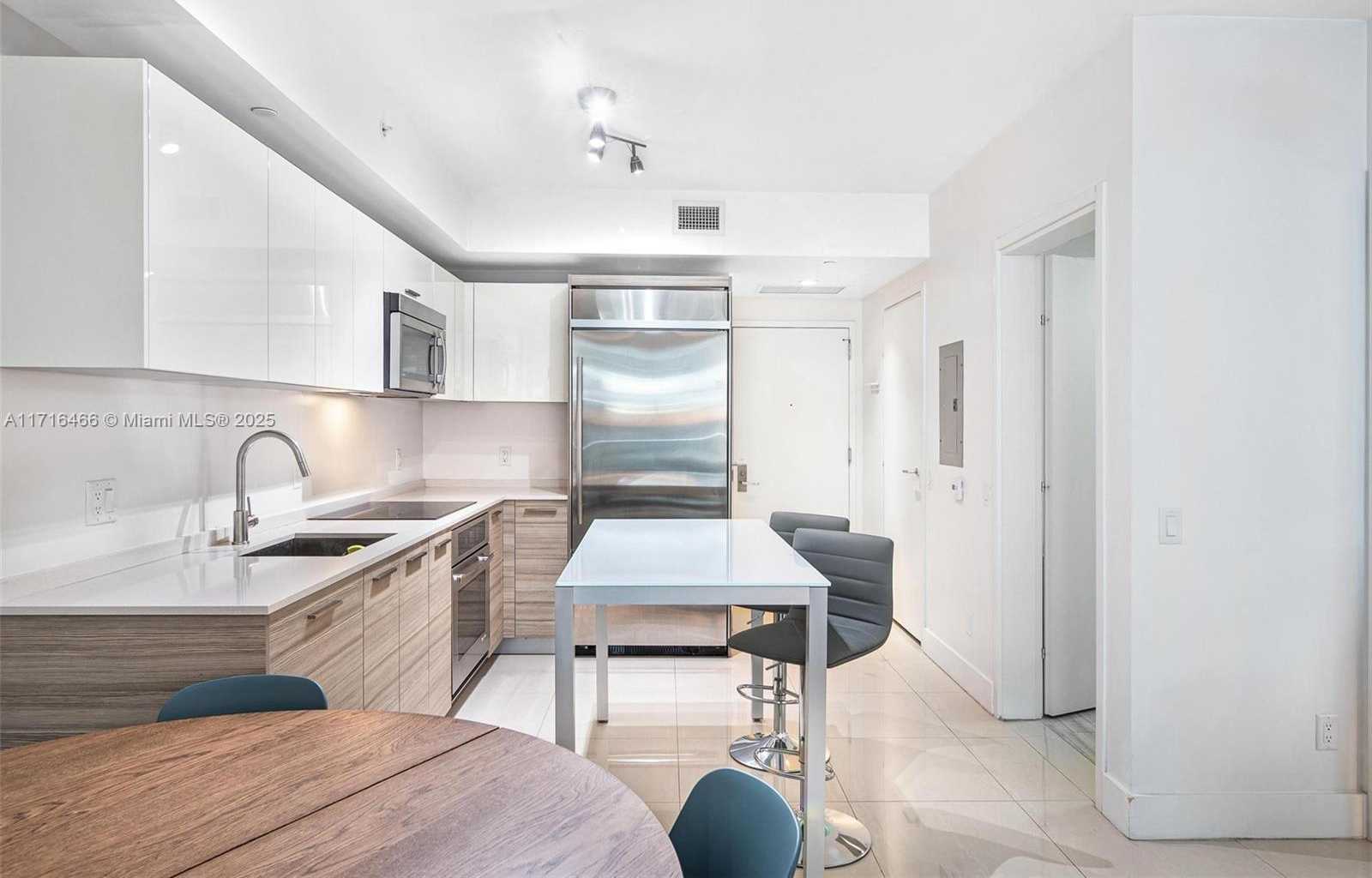 Small Image of 1300 BRICKELL BAY DR #700, Miami Number 7