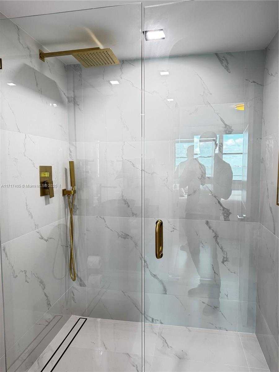 Small Image of 800 CLAUGHTON ISLAND DR #502, Miami Number 15