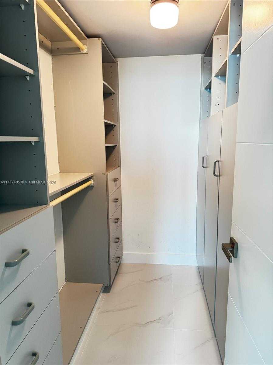 Small Image of 800 CLAUGHTON ISLAND DR #502, Miami Number 17