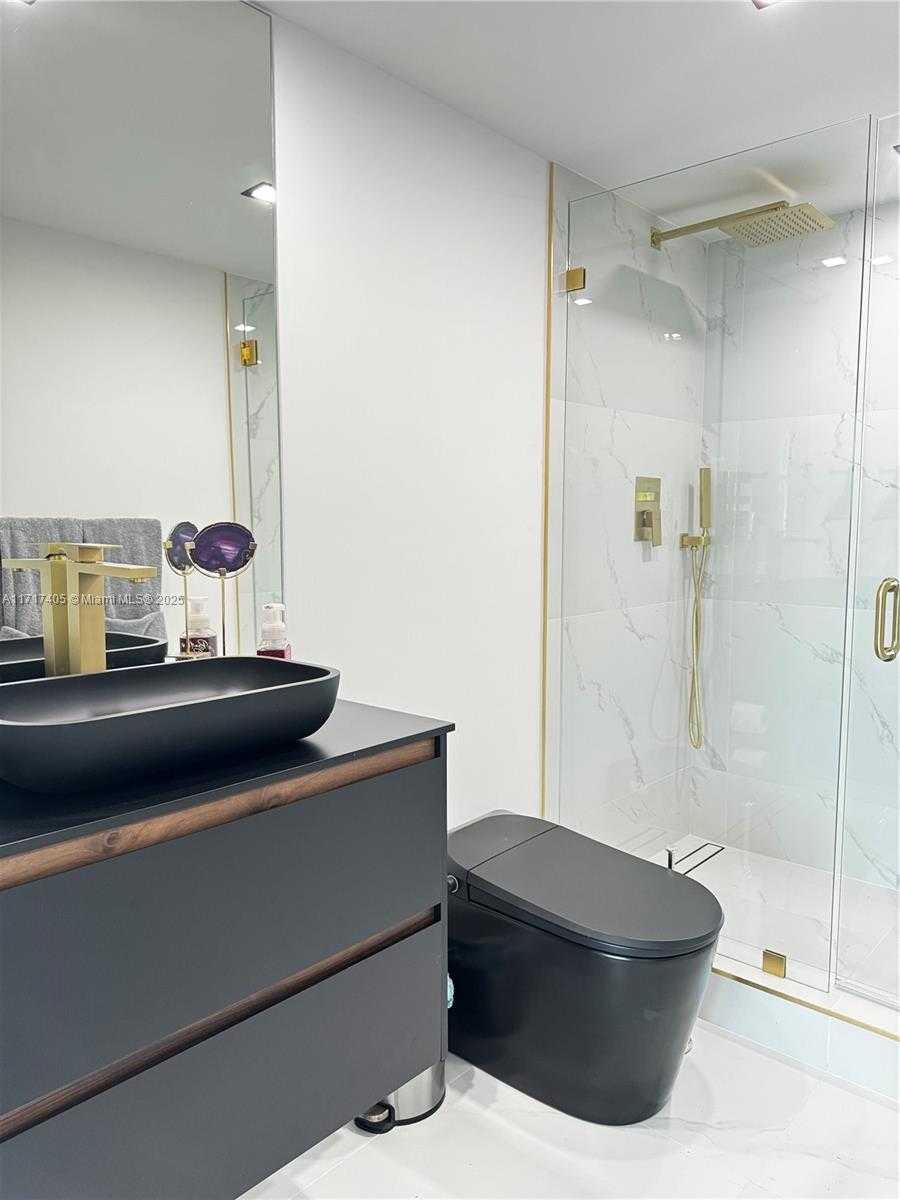 Small Image of 800 CLAUGHTON ISLAND DR #502, Miami Number 20