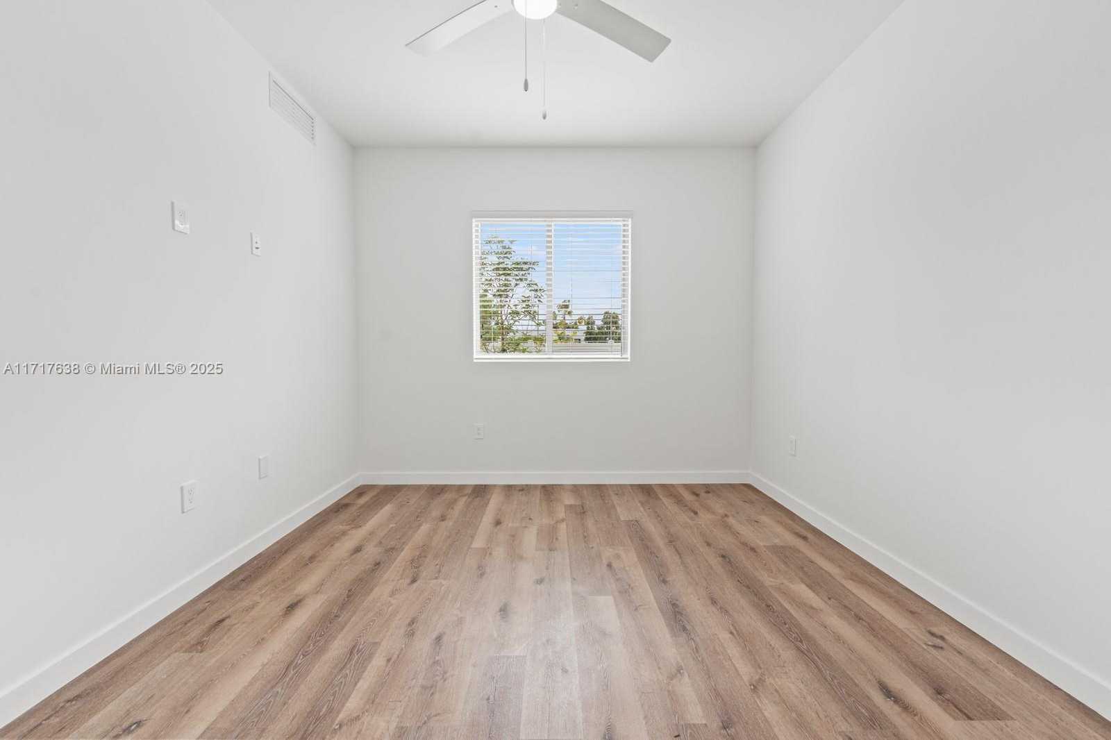 Small Image of Miami Number 15