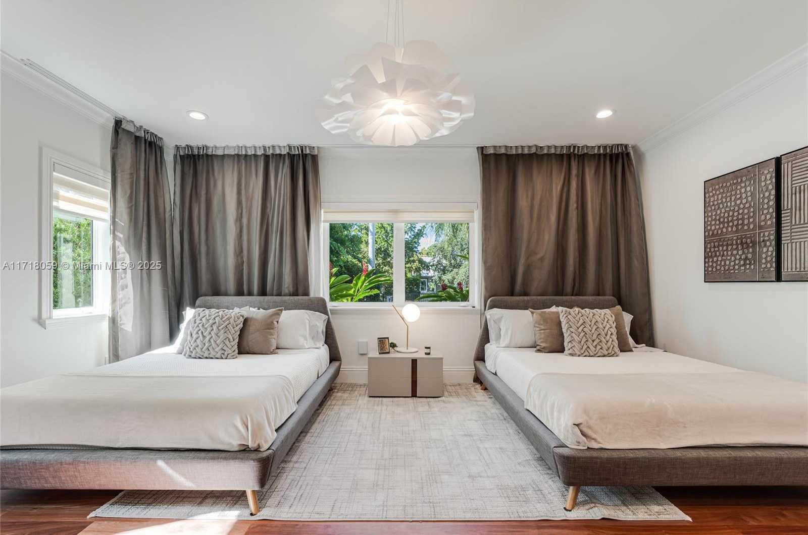 Small Image of 5655 PINE TREE DR, Miami Beach Number 10