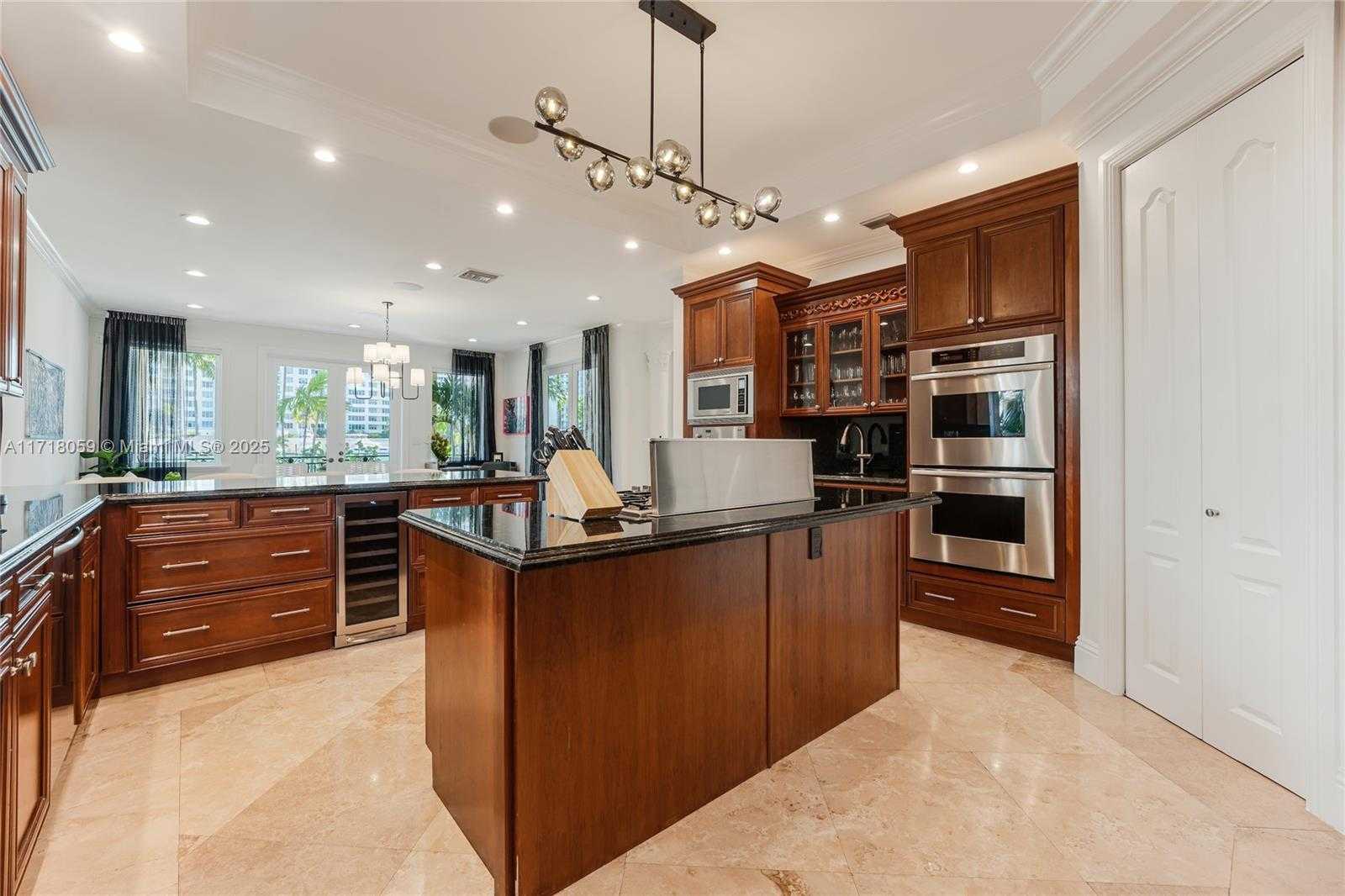 Small Image of 5655 PINE TREE DR, Miami Beach Number 13