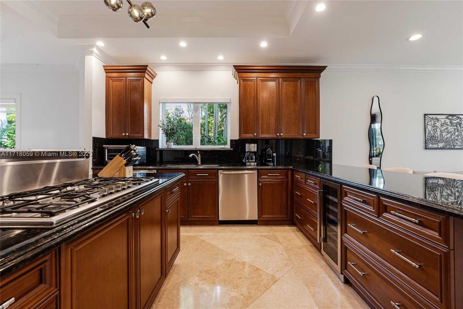 Small Image of 5655 PINE TREE DR, Miami Beach Number 14