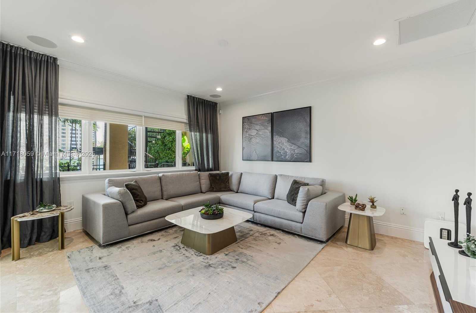 Small Image of 5655 PINE TREE DR, Miami Beach Number 20