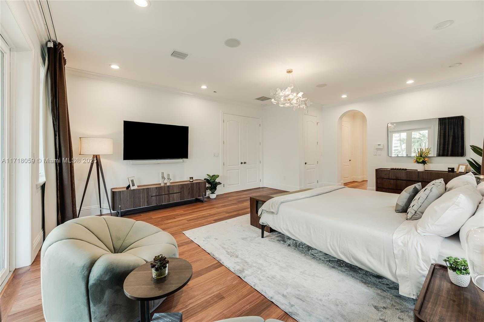 Small Image of 5655 PINE TREE DR, Miami Beach Number 25