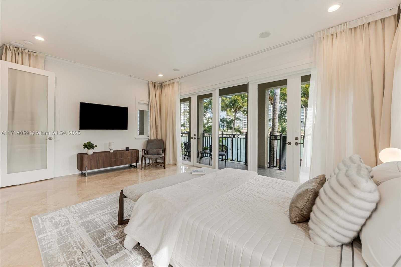 Small Image of 5655 PINE TREE DR, Miami Beach Number 32