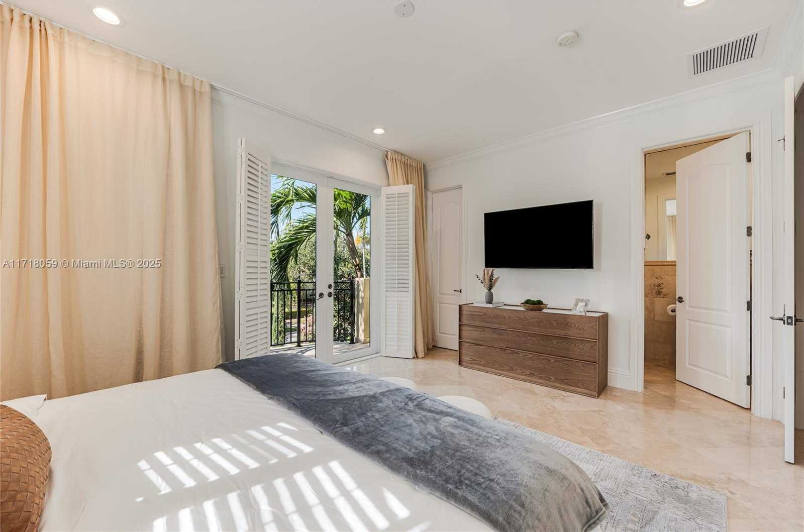 Small Image of 5655 PINE TREE DR, Miami Beach Number 40