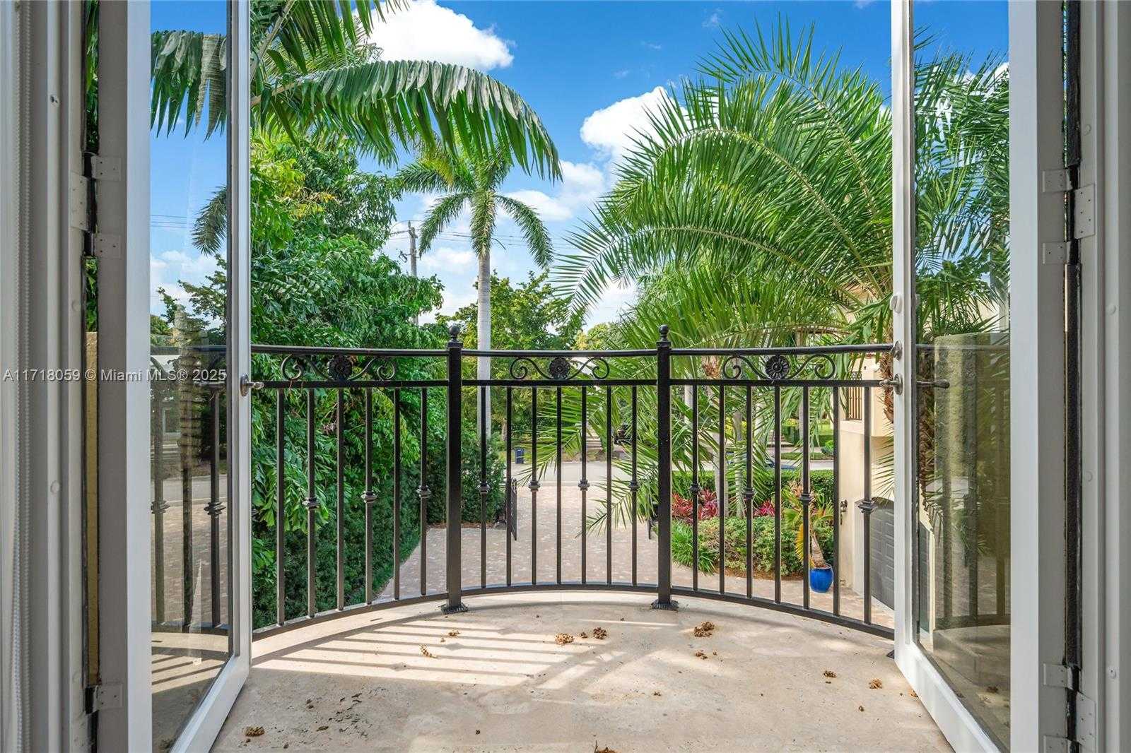 Small Image of 5655 PINE TREE DR, Miami Beach Number 65