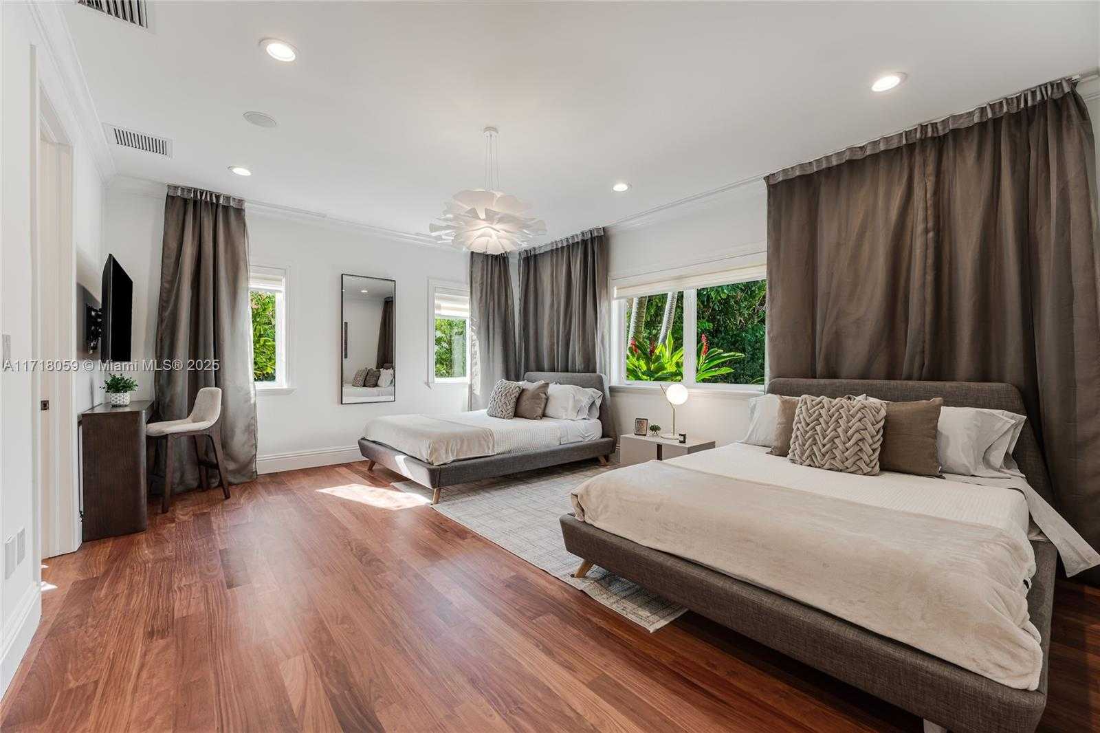 Small Image of 5655 PINE TREE DR, Miami Beach Number 9