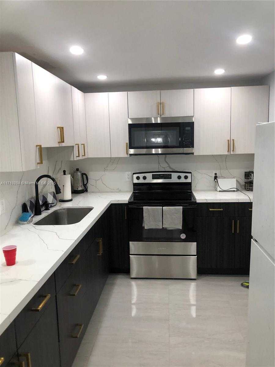 Small Image of 400 #210, Sunny Isles Beach Number 11