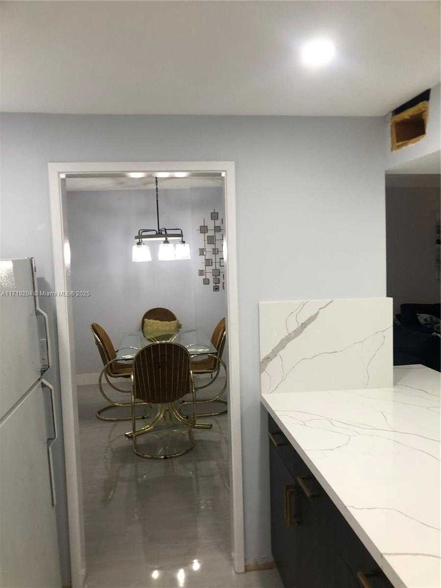 Small Image of 400 #210, Sunny Isles Beach Number 13