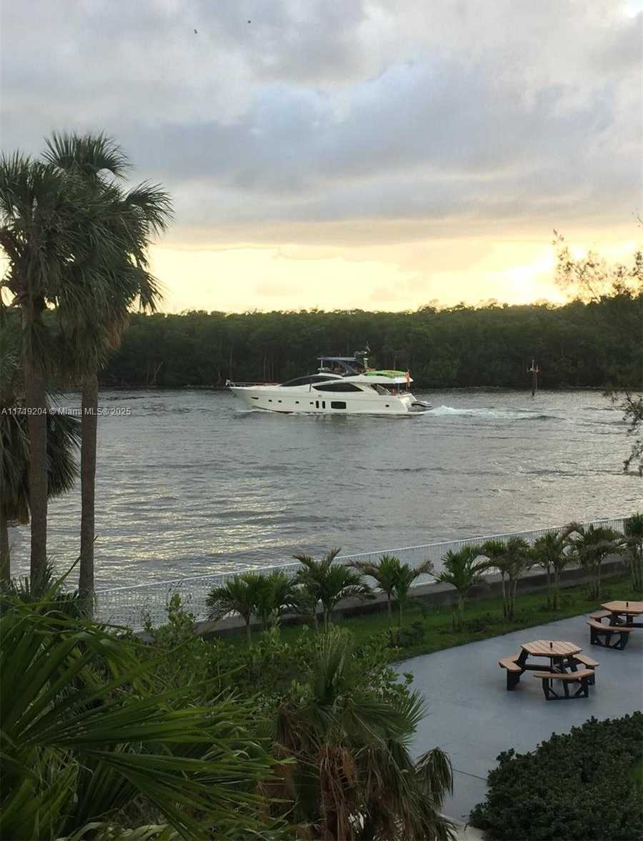 Small Image of 400 #210, Sunny Isles Beach Number 14
