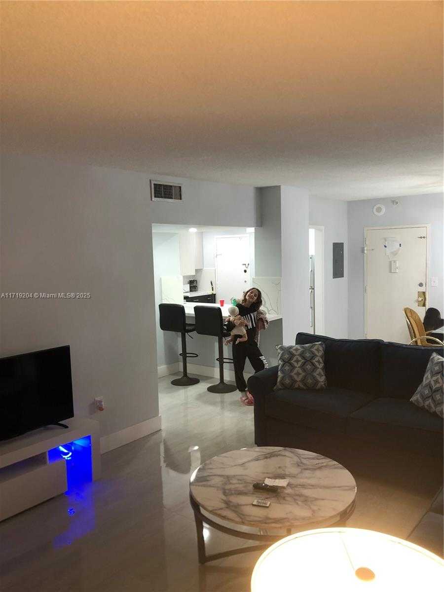 Small Image of 400 #210, Sunny Isles Beach Number 5