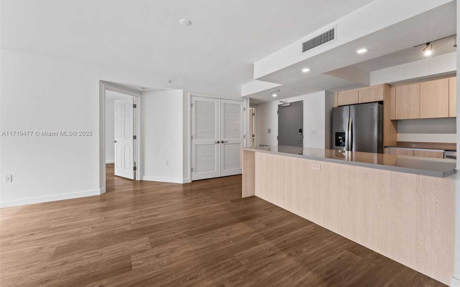 Small Image of 1500 BAY RD #M-0922, Miami Beach Number 7