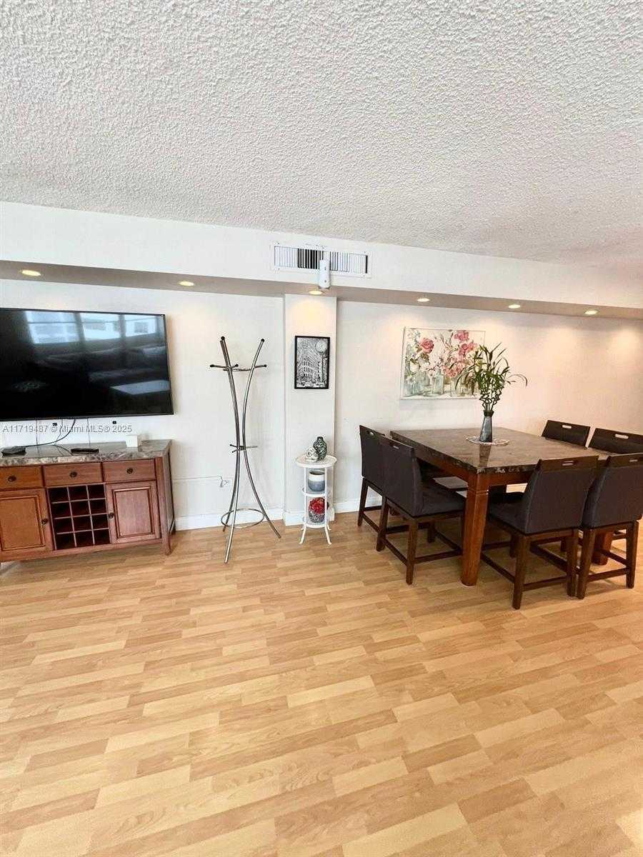 Small Image of 905 BRICKELL BAY DR #1422, Miami Number 2