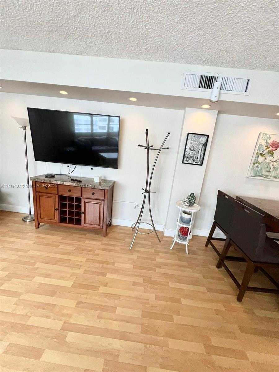 Small Image of 905 BRICKELL BAY DR #1422, Miami Number 24