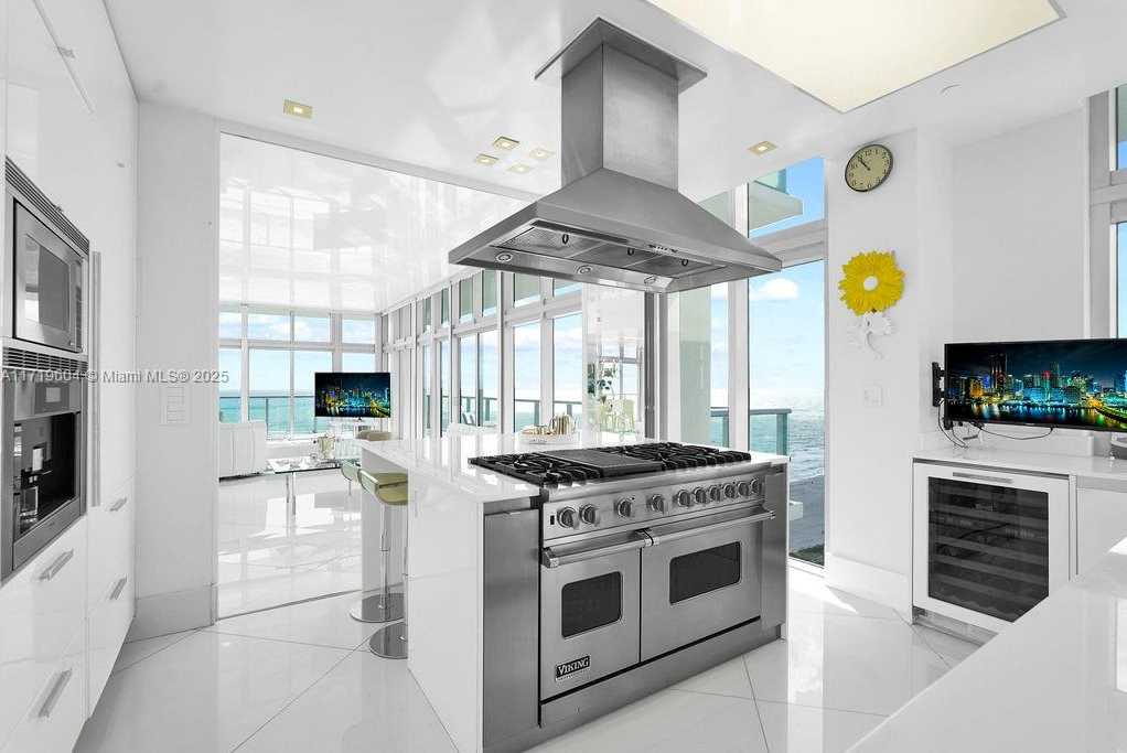 Small Image of 3737 Collins Ave, Miami Beach, FL 33140, USA Number 14