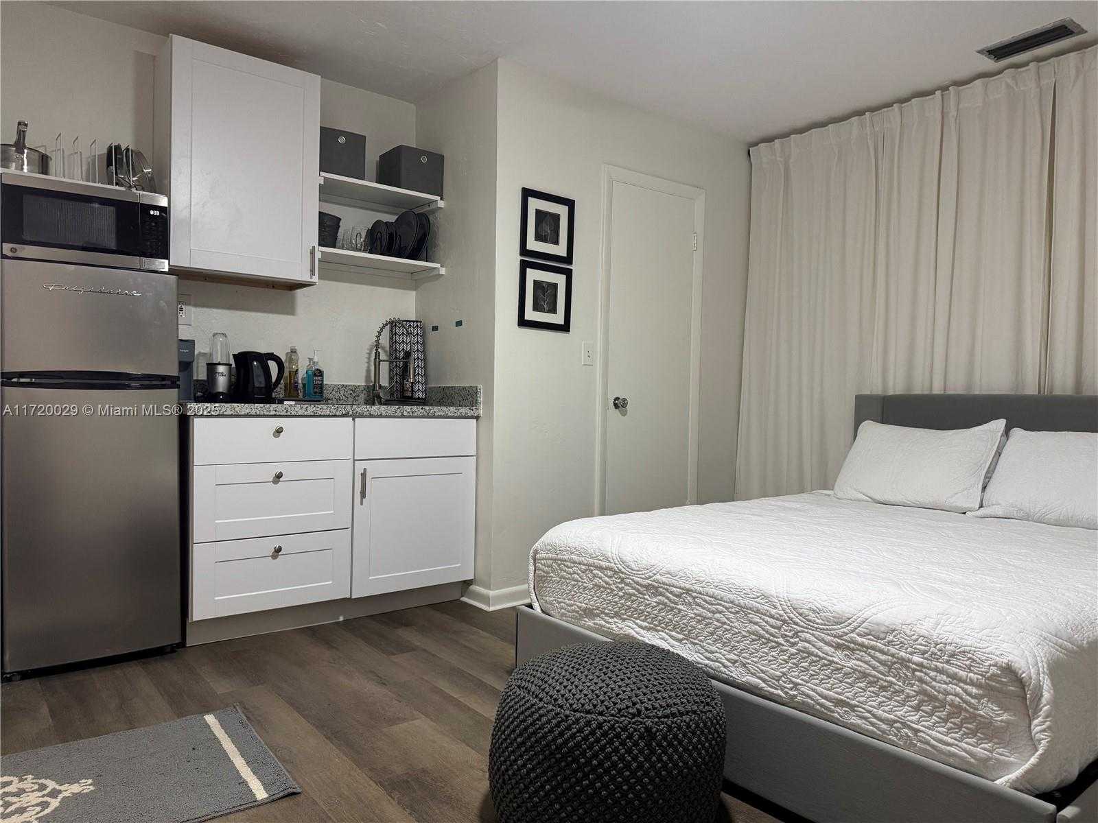 Small Image of 5639 LINCOLN ST #3, Hollywood Number 13