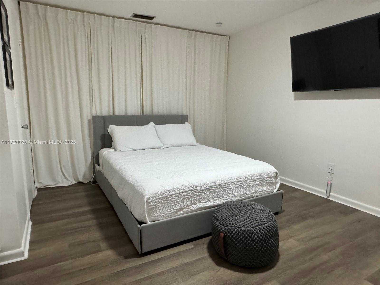 Small Image of 5639 LINCOLN ST #3, Hollywood Number 14