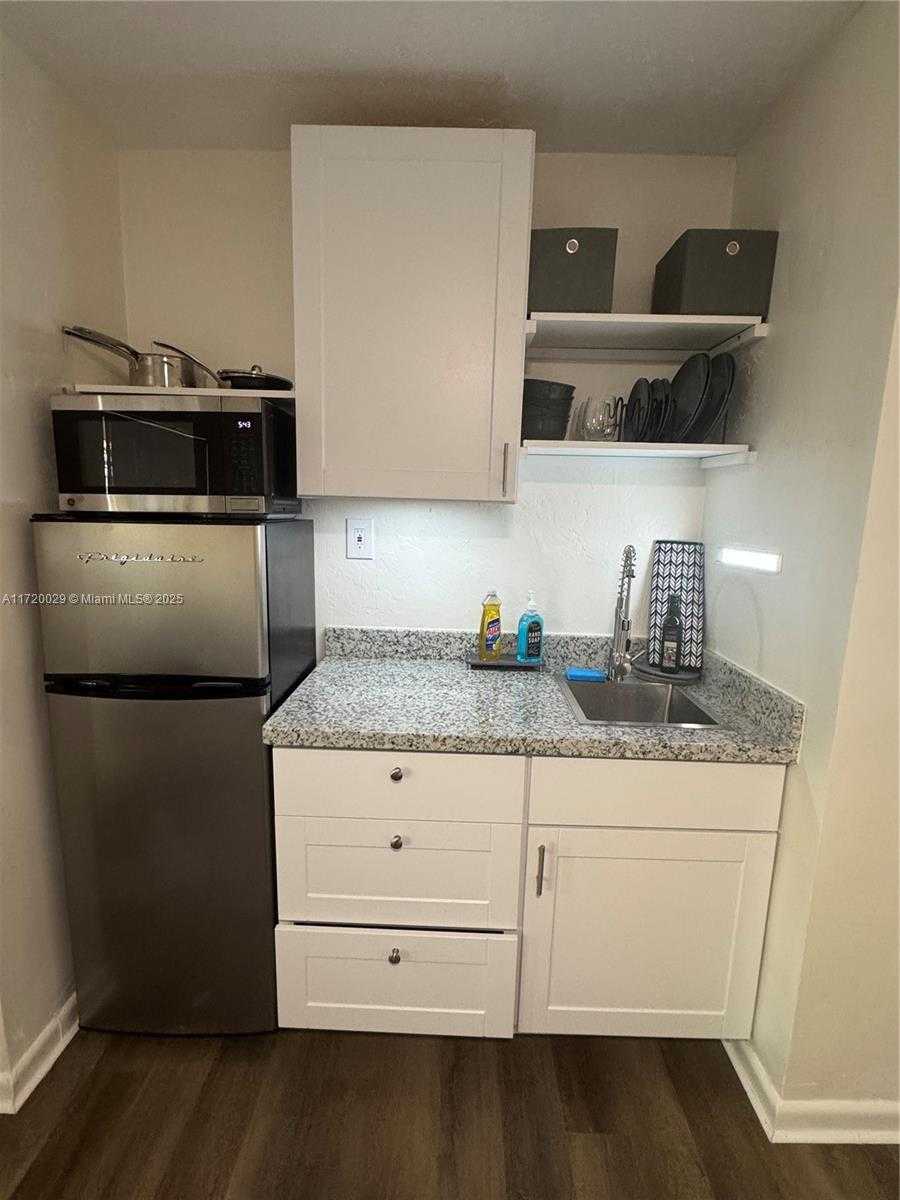 Small Image of 5639 LINCOLN ST #3, Hollywood Number 2