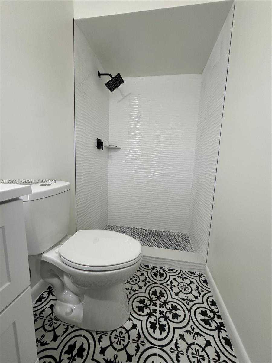 Small Image of 5639 LINCOLN ST #3, Hollywood Number 3