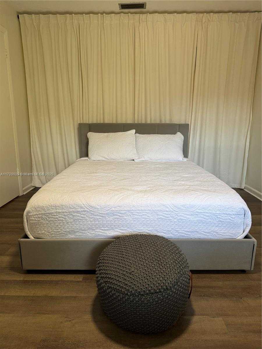 Small Image of 5639 LINCOLN ST #3, Hollywood Number 7