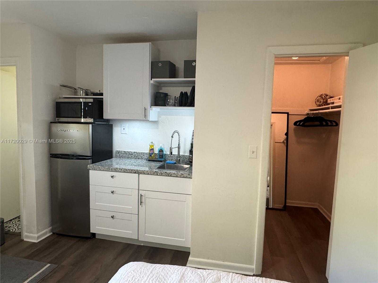 Small Image of 5639 LINCOLN ST #3, Hollywood Number 8