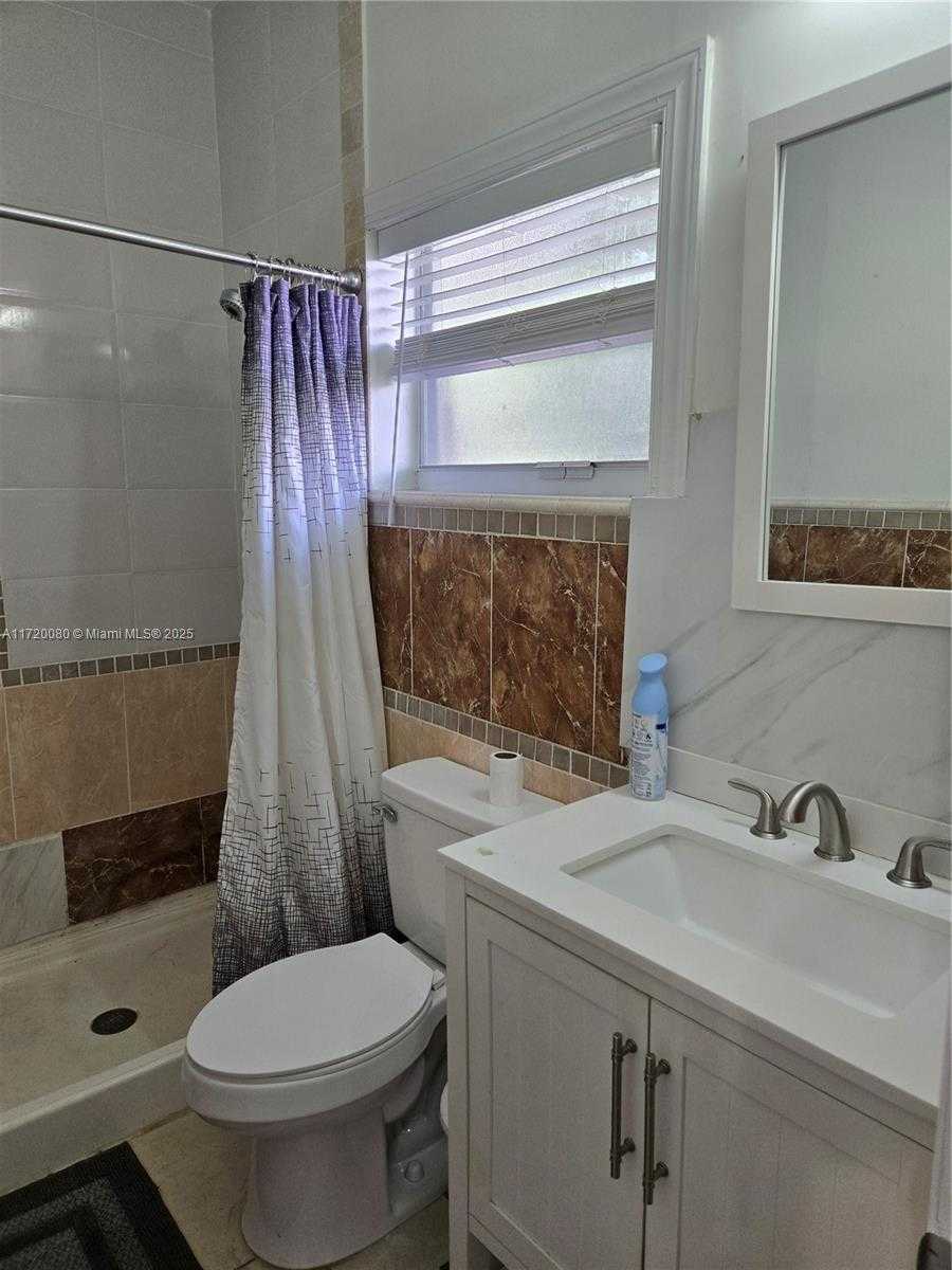 Small Image of 5712 HOLLYWOOD BLVD #3, Hollywood Number 6