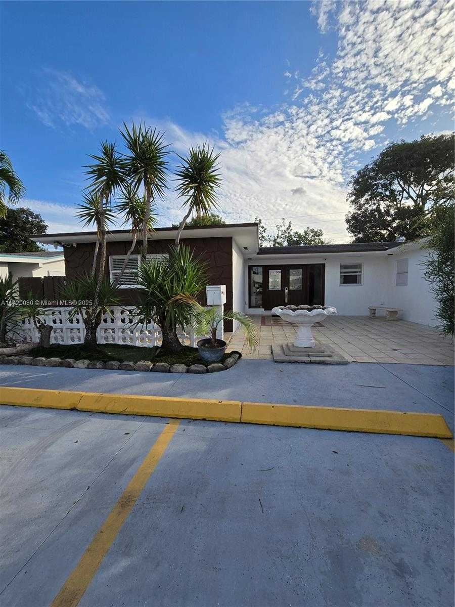 Small Image of 5712 HOLLYWOOD BLVD #3, Hollywood Number 9