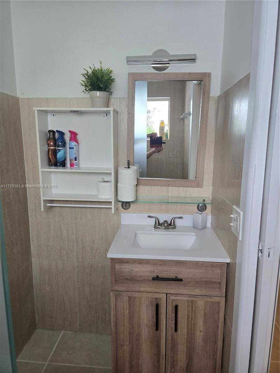 Small Image of 5712 HOLLYWOOD BLVD #2, Hollywood Number 8