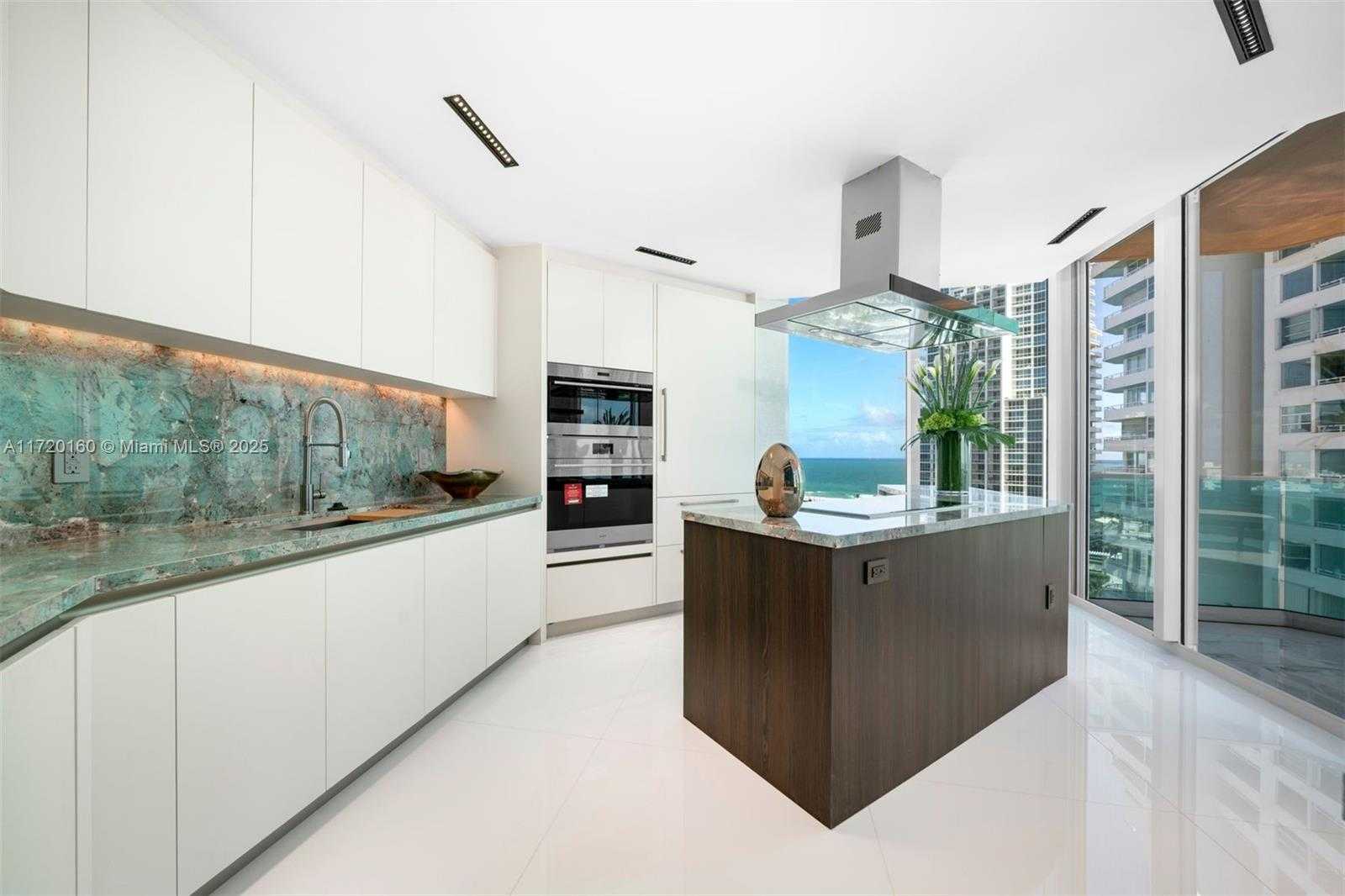 Small Image of 300 SOUTH POINTE DR #1501, Miami Beach Number 10