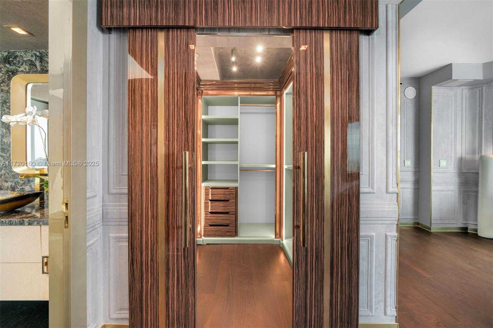 Small Image of 300 SOUTH POINTE DR #1501, Miami Beach Number 17