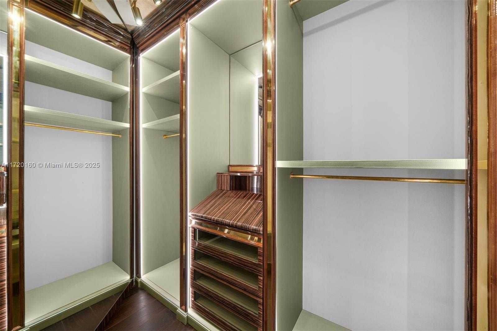 Small Image of 300 SOUTH POINTE DR #1501, Miami Beach Number 18