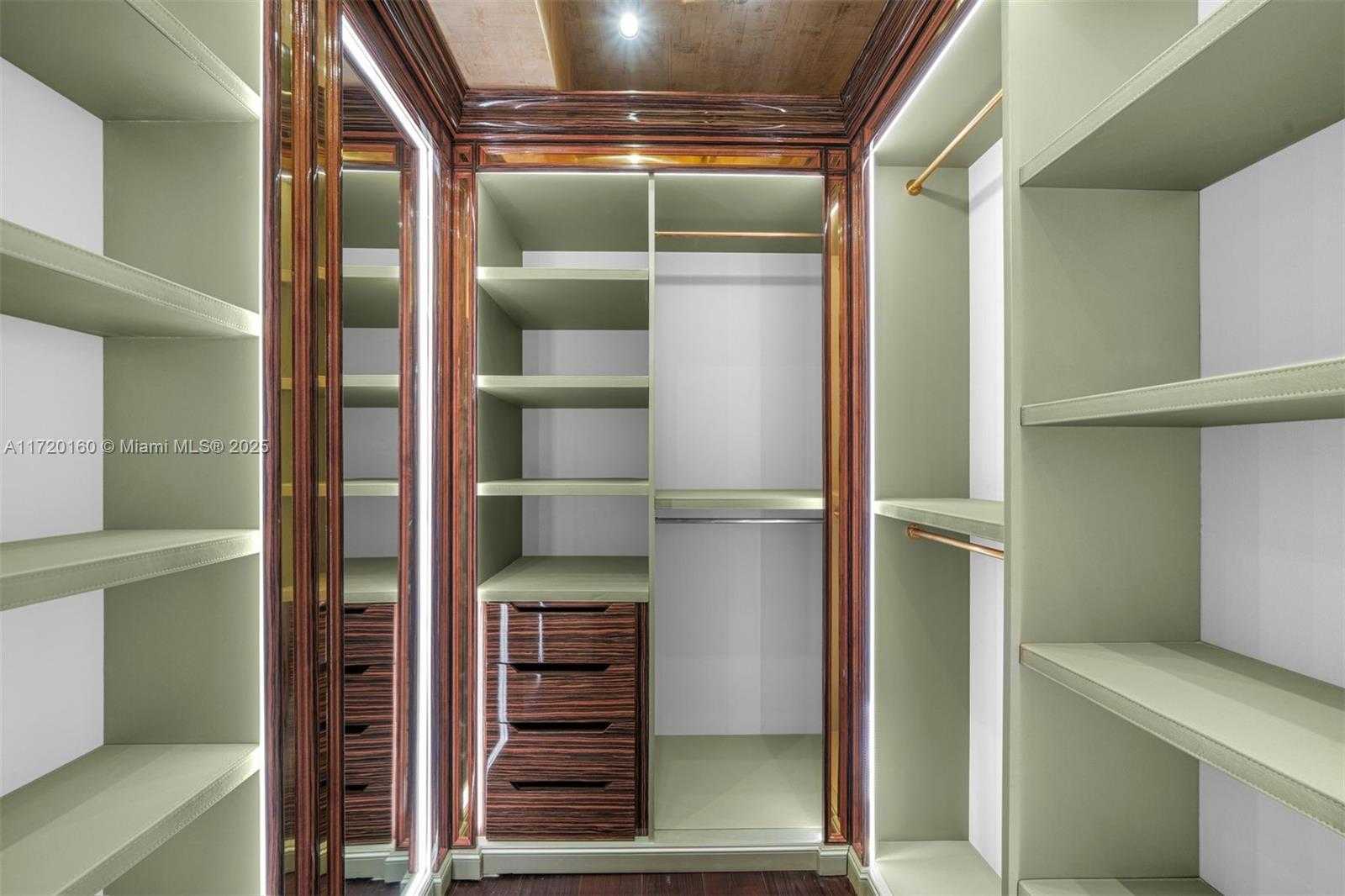 Small Image of 300 SOUTH POINTE DR #1501, Miami Beach Number 19